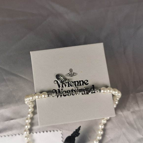 Vivienne Westwood Sliver Safety Pin Pearl Necklace - Picture 4 of 5
